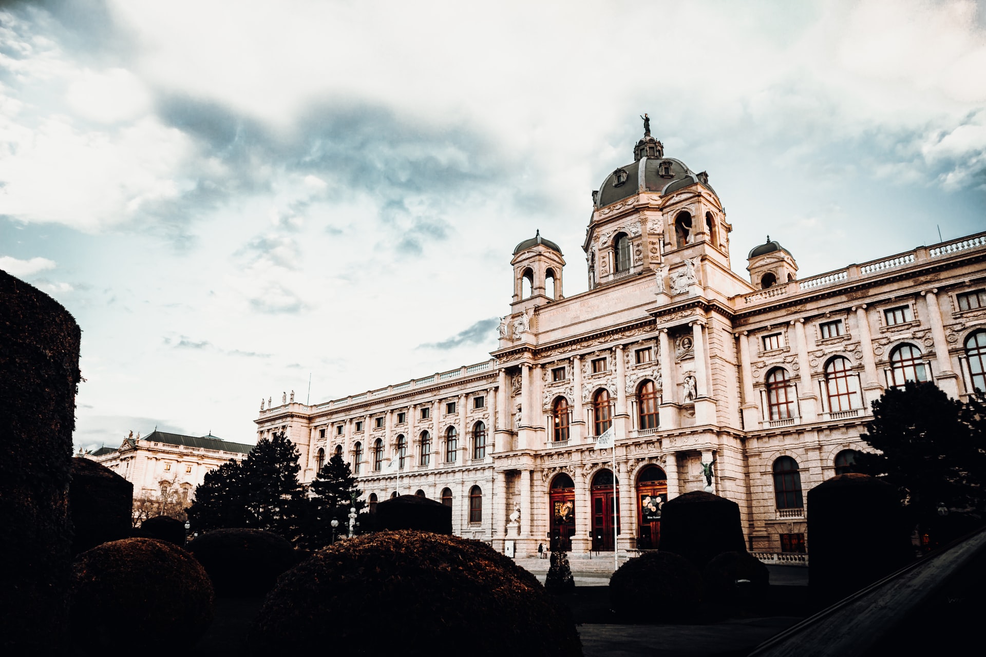 Museums are important. Церковь возле музея художественных искусств в Вене.